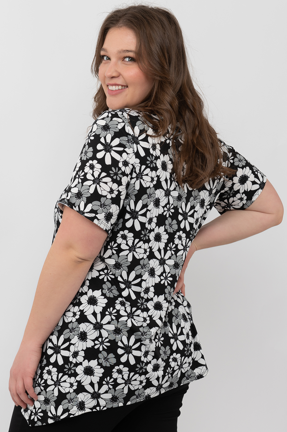 Asymmetric sharkbite hem tunic top - Mono daisies - Plus Size